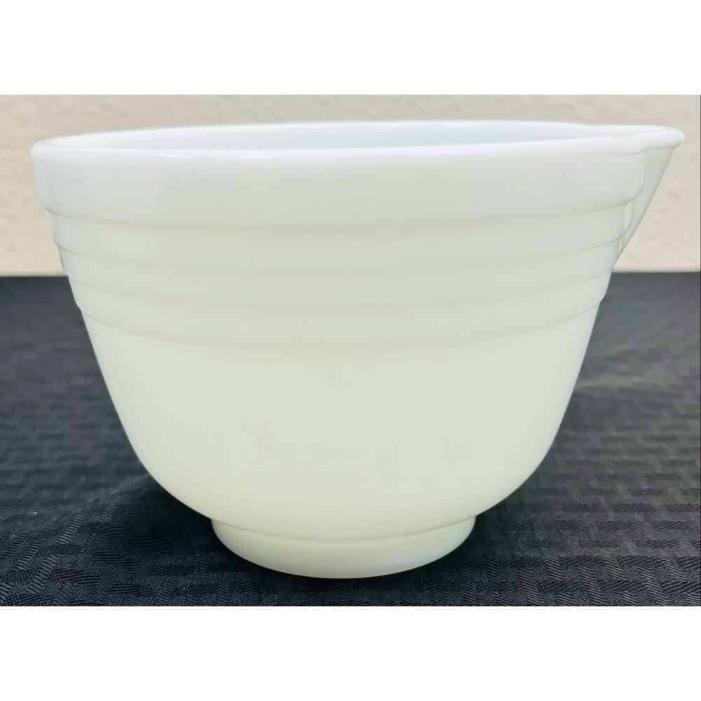 Hamilton Beach, Pyrex Ribbed Mixing Bowl with Pour Spout. White Milk Glass